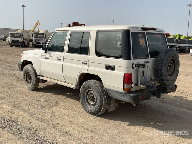 2018 Toyota Land Cruiser 76L 4x4 SUV - Terepjáró/ SUV: 3 kép. 2018 Toyota Land Cruiser 76L 4x4 SUV - Terepjáró/ SUV: 3 kép.