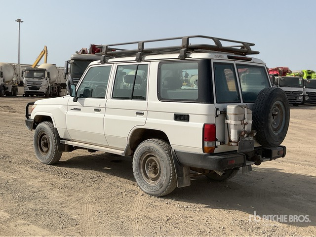 2018 Toyota Land Cruiser 76L 4x4 SUV - Terepjáró/ SUV: 3 kép. 2018 Toyota Land Cruiser 76L 4x4 SUV - Terepjáró/ SUV: 3 kép.