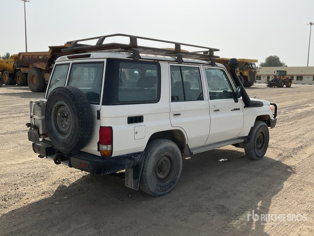 2018 Toyota Land Cruiser 76L 4x4 SUV - Terepjáró/ SUV: 4 kép. 2018 Toyota Land Cruiser 76L 4x4 SUV - Terepjáró/ SUV: 4 kép.