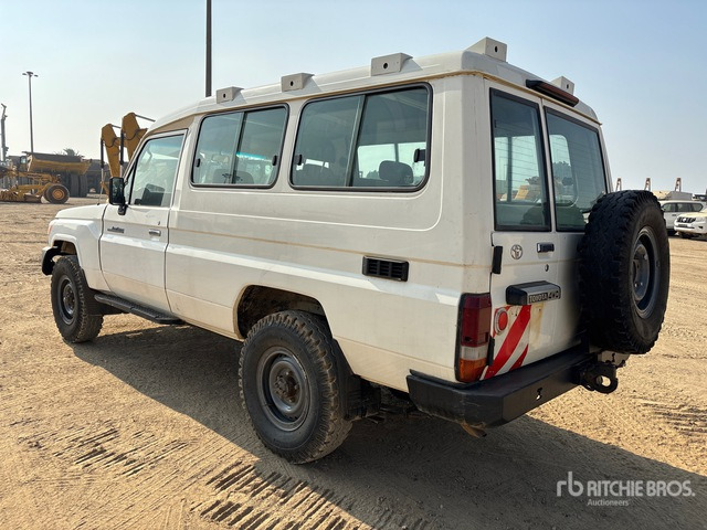 2018 Toyota Land Cruiser 78R 4x4 SUV - Terepjáró/ SUV: 2 kép. 2018 Toyota Land Cruiser 78R 4x4 SUV - Terepjáró/ SUV: 2 kép.