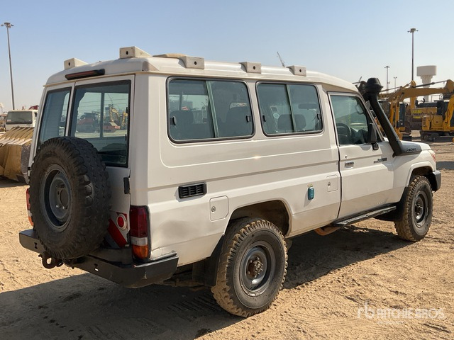 2018 Toyota Land Cruiser 78R 4x4 SUV - Terepjáró/ SUV: 2 kép. 2018 Toyota Land Cruiser 78R 4x4 SUV - Terepjáró/ SUV: 2 kép.