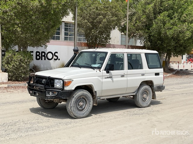 2019 Toyota Land Cruiser 76L 4x4 SUV - Terepjáró/ SUV: 2 kép. 2019 Toyota Land Cruiser 76L 4x4 SUV - Terepjáró/ SUV: 2 kép.