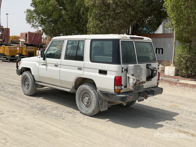 2019 Toyota Land Cruiser 76L 4x4 SUV - Terepjáró/ SUV: 4 kép. 2019 Toyota Land Cruiser 76L 4x4 SUV - Terepjáró/ SUV: 4 kép.