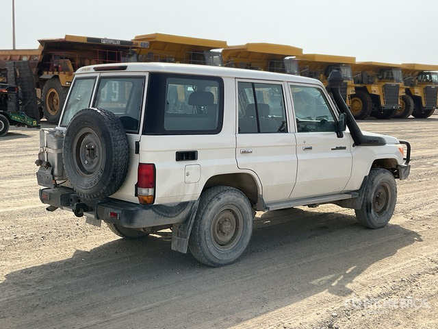 2019 Toyota Land Cruiser 76L 4x4 SUV - Terepjáró/ SUV: 4 kép. 2019 Toyota Land Cruiser 76L 4x4 SUV - Terepjáró/ SUV: 4 kép.