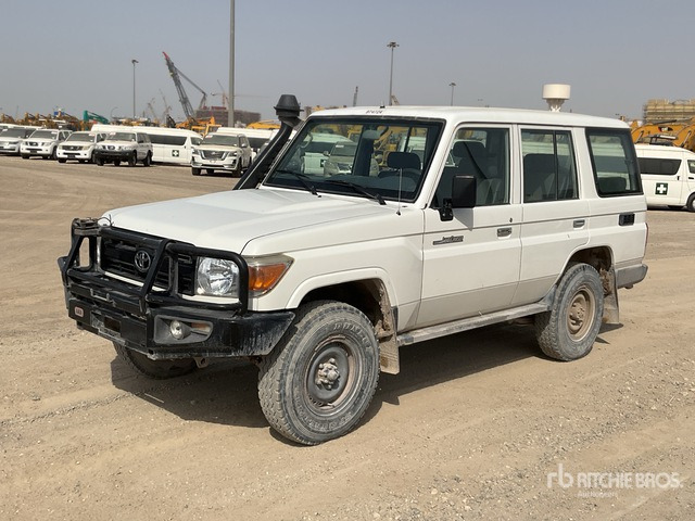 2019 Toyota Land Cruiser 76L 4x4 SUV - Terepjáró/ SUV: 2 kép. 2019 Toyota Land Cruiser 76L 4x4 SUV - Terepjáró/ SUV: 2 kép.