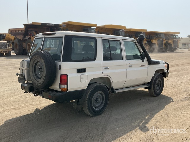 2021 Toyota Land Cruiser 76L 4x4 SUV - Terepjáró/ SUV: 4 kép. 2021 Toyota Land Cruiser 76L 4x4 SUV - Terepjáró/ SUV: 4 kép.