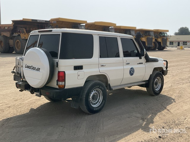 2021 Toyota Land Cruiser 76L 4x4 SUV - Terepjáró/ SUV: 4 kép. 2021 Toyota Land Cruiser 76L 4x4 SUV - Terepjáró/ SUV: 4 kép.