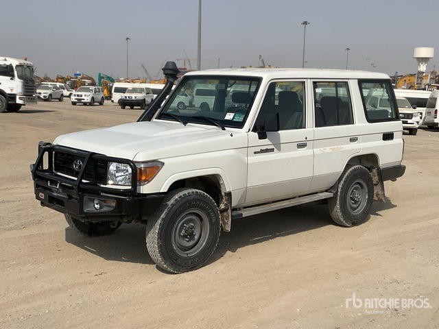 2021 Toyota Land Cruiser 76L 4x4 SUV - Terepjáró/ SUV: 1 kép. 2021 Toyota Land Cruiser 76L 4x4 SUV - Terepjáró/ SUV: 1 kép.