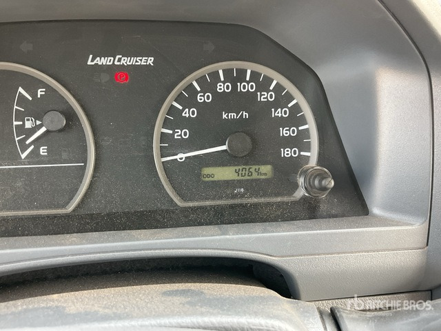 2023 Toyota Land Cruiser 76L 4x4 SUV - Terepjáró/ SUV: 2 kép. 2023 Toyota Land Cruiser 76L 4x4 SUV - Terepjáró/ SUV: 2 kép.