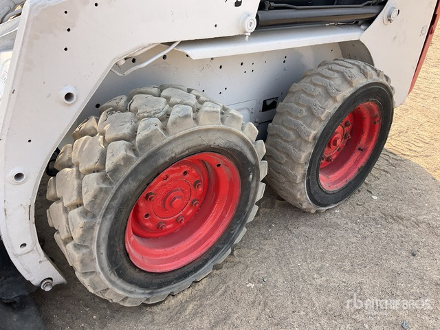 Bobcat S130 Skid Steer Loader - Mini homlokrakodó: 4 kép. Bobcat S130 Skid Steer Loader - Mini homlokrakodó: 4 kép.