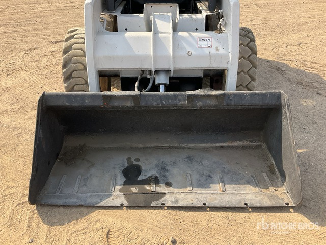 Bobcat S130 Skid Steer Loader - Mini homlokrakodó: 5 kép. Bobcat S130 Skid Steer Loader - Mini homlokrakodó: 5 kép.