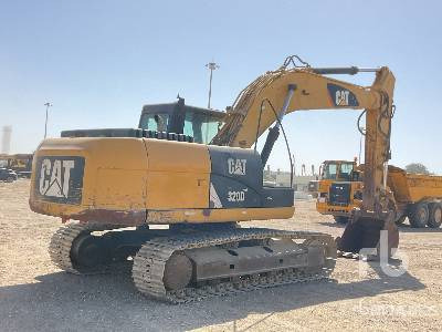 CAT 320 D - Lánctalpas kotró: 3 kép. CAT 320 D - Lánctalpas kotró: 3 kép.