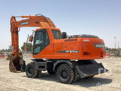 DOOSAN DX210W - Gumikerekes kotró: 2 kép. DOOSAN DX210W - Gumikerekes kotró: 2 kép.