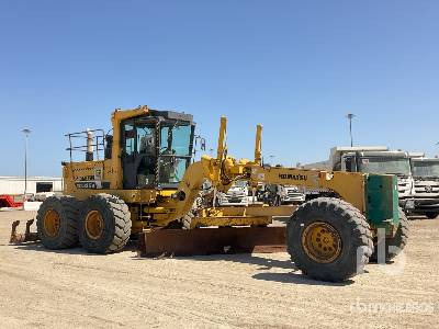 KOMATSU GD825A-2 - Gréder: 4 kép. KOMATSU GD825A-2 - Gréder: 4 kép.