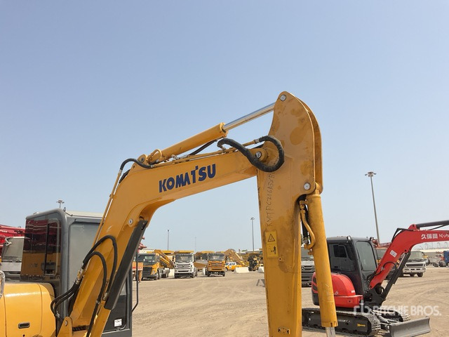 Komatsu PC56-7 - Minikotró: 5 kép. Komatsu PC56-7 - Minikotró: 5 kép.