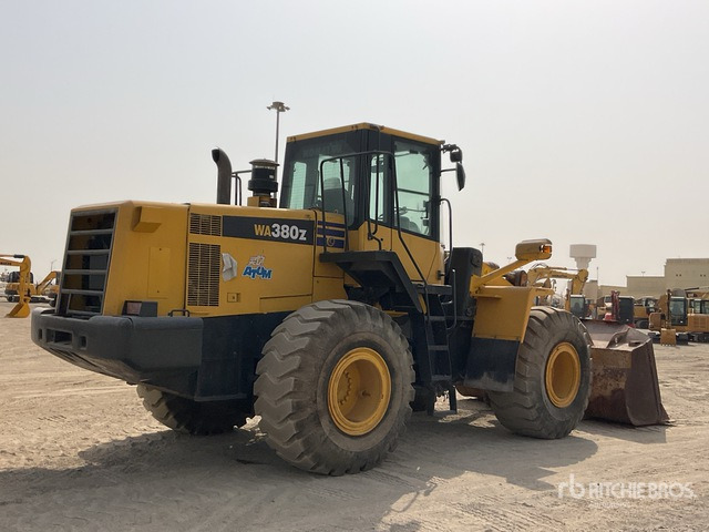 Komatsu WA380Z-6 - Gumikerekes homlokrakodó: 3 kép. Komatsu WA380Z-6 - Gumikerekes homlokrakodó: 3 kép.