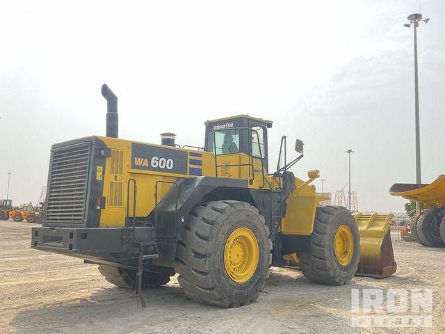 Komatsu WA600-6 Wheel Loader - Gumikerekes homlokrakodó: 4 kép. Komatsu WA600-6 Wheel Loader - Gumikerekes homlokrakodó: 4 kép.