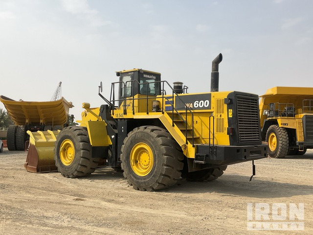 Komatsu WA600-6 Wheel Loader - Gumikerekes homlokrakodó: 3 kép. Komatsu WA600-6 Wheel Loader - Gumikerekes homlokrakodó: 3 kép.