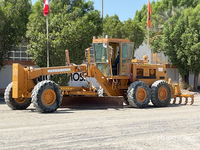 Mitsubishi MG730 Motor Grader - Gréder: 1 kép. Mitsubishi MG730 Motor Grader - Gréder: 1 kép.