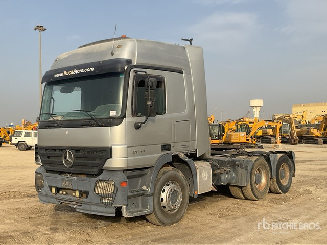 2007 Mercedes-Benz Actros 2644 6x4 T/A Sleeper Truck Tractor - Nyergesvontató: 1 kép. 2007 Mercedes-Benz Actros 2644 6x4 T/A Sleeper Truck Tractor - Nyergesvontató: 1 kép.