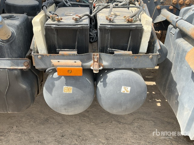 2007 Mercedes-Benz Actros 3348 6x4 T/A Sleeper Truck Tractor - Nyergesvontató: 5 kép. 2007 Mercedes-Benz Actros 3348 6x4 T/A Sleeper Truck Tractor - Nyergesvontató: 5 kép.