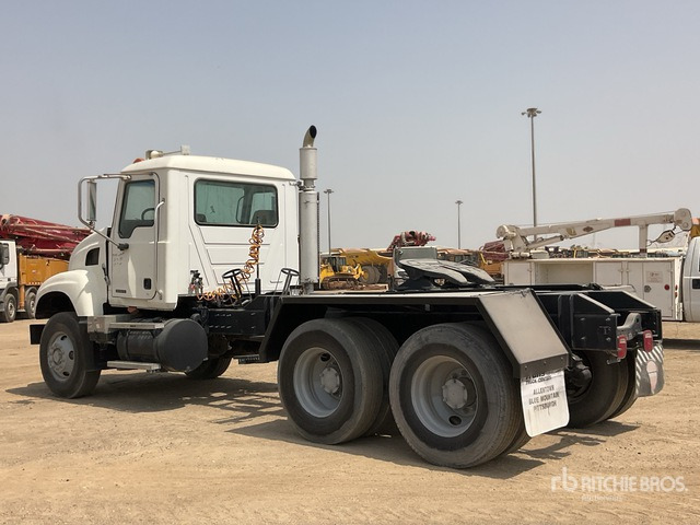 2008 Mack Granite CV713 6x4 T/A Day Cab Truck Tractor - Nyergesvontató: 3 kép. 2008 Mack Granite CV713 6x4 T/A Day Cab Truck Tractor - Nyergesvontató: 3 kép.