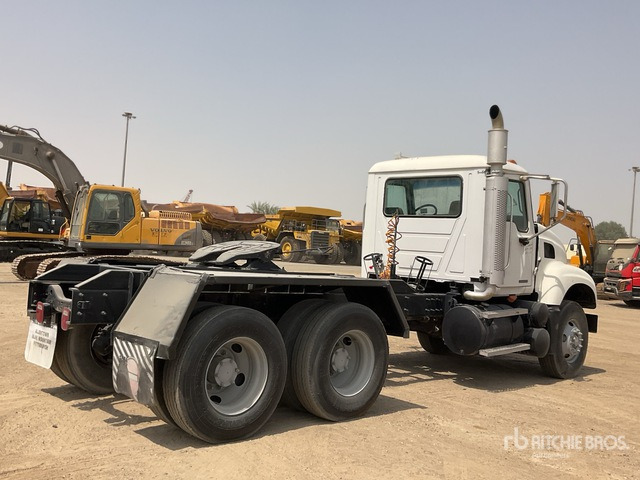 2008 Mack Granite CV713 6x4 T/A Day Cab Truck Tractor - Nyergesvontató: 4 kép. 2008 Mack Granite CV713 6x4 T/A Day Cab Truck Tractor - Nyergesvontató: 4 kép.