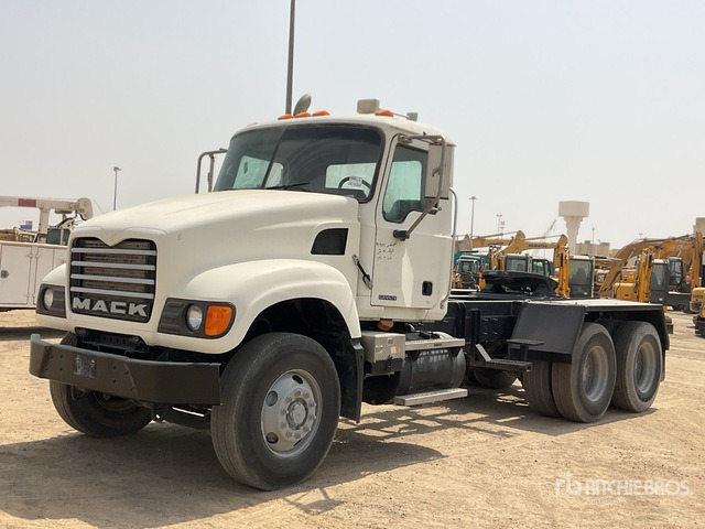 2008 Mack Granite CV713 6x4 T/A Day Cab Truck Tractor - Nyergesvontató: 1 kép. 2008 Mack Granite CV713 6x4 T/A Day Cab Truck Tractor - Nyergesvontató: 1 kép.