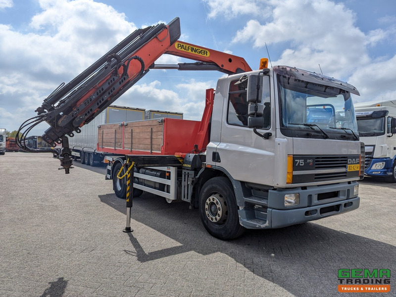 DAF 75.240 4x2 Dagcab Euro1 - Haakarm 14T + Palfinger PK11000 - Afstandsbediening - Horgos rakodó teherautó, Darus autó: 4 kép. DAF 75.240 4x2 Dagcab Euro1 - Haakarm 14T + Palfinger PK11000 - Afstandsbediening - Horgos rakodó teherautó, Darus autó: 4 kép.