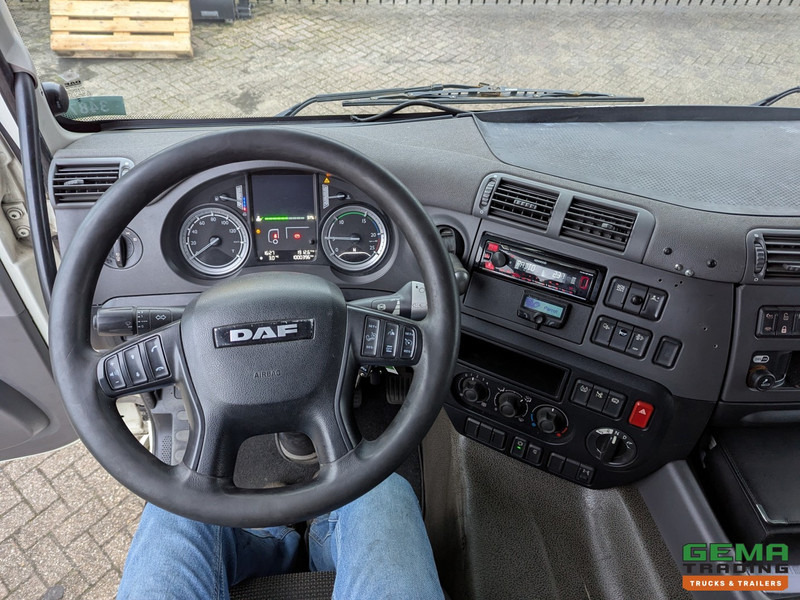 Interior photo 2: Dobozos felépítményű teherautó DAF CF 370 FA 4x2 Spacecab Euro6 - GeslotenBak 8.2M + Laadklep 2000kg - HardHouten vloer - 10/2025APK