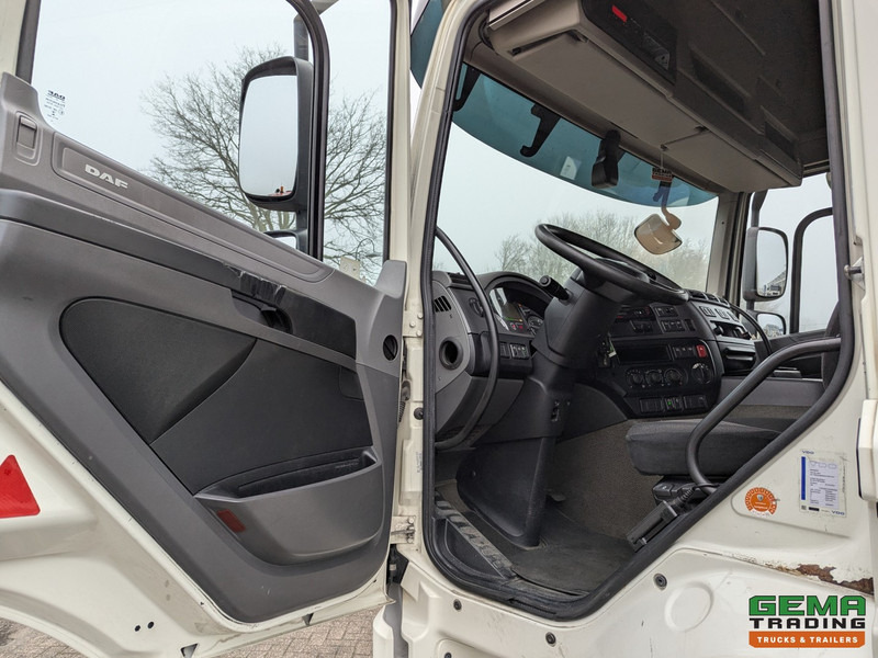 Interior photo 1: Dobozos felépítményű teherautó DAF CF 370 FA 4x2 Spacecab Euro6 - GeslotenBak 8.2M + Laadklep 2000kg - HardHouten vloer - 10/2025APK