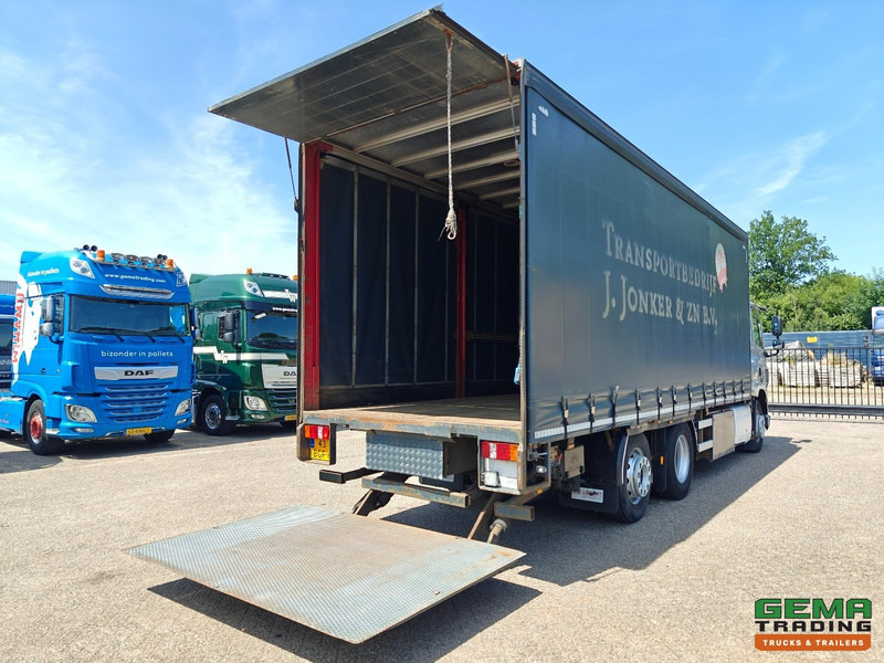 DAF CF 400 FAN 6x2/4 SpaceCab Euro6A - Schuifzeilenbak 7.7m + Laadklep 2000kg - HH Vloer - AanhangerKoppeling - Ponyvás teherautó: 2 kép. DAF CF 400 FAN 6x2/4 SpaceCab Euro6A - Schuifzeilenbak 7.7m + Laadklep 2000kg - HH Vloer - AanhangerKoppeling - Ponyvás teherautó: 2 kép.