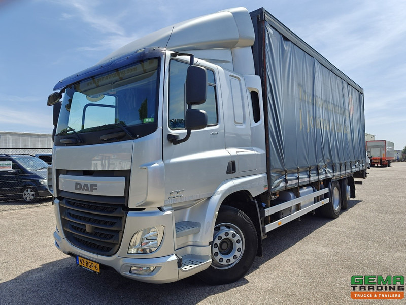 DAF CF 400 FAN 6x2/4 SpaceCab Euro6A - Schuifzeilenbak 7.7m + Laadklep 2000kg - HH Vloer - AanhangerKoppeling - Ponyvás teherautó: 1 kép. DAF CF 400 FAN 6x2/4 SpaceCab Euro6A - Schuifzeilenbak 7.7m + Laadklep 2000kg - HH Vloer - AanhangerKoppeling - Ponyvás teherautó: 1 kép.