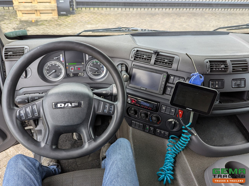 Interior photo 2: Hűtős teherautó DAF FAN CF280 6x2/4 DayCab Euro6 - Koel-VriesBak 7.9m + Carrier Supra 1150MT + Laadklep 2000kg - 10/2025APK