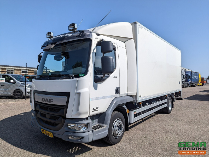 DAF LF 210 FA 4x2 Slaapcab Euro6 - Koelbak 5.5M + Konvekta/Solar-Koeler + Laadklep 1500KG - Zijdeur - 08/2025 APK - Hűtős teherautó: 1 kép. DAF LF 210 FA 4x2 Slaapcab Euro6 - Koelbak 5.5M + Konvekta/Solar-Koeler + Laadklep 1500KG - Zijdeur - 08/2025 APK - Hűtős teherautó: 1 kép.