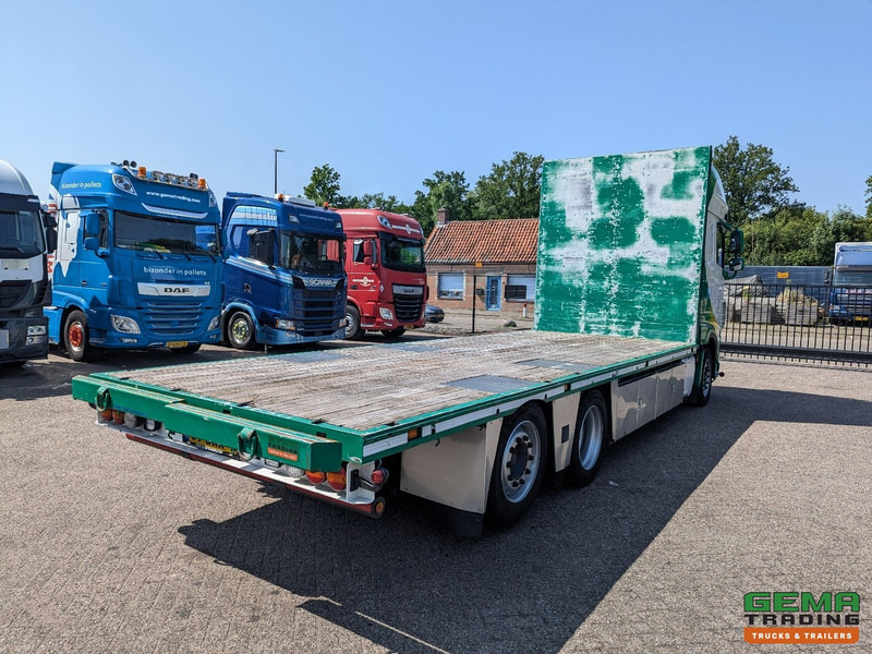 DAF XF 530 FAN 6x2/4 SuperSpaceCab Euro6C - Retarder - OpenLaadbak 7.4M - SmartTacho V2 - NOKKENAS problem - 05/2026 APK - Platós teherautó: 2 kép. DAF XF 530 FAN 6x2/4 SuperSpaceCab Euro6C - Retarder - OpenLaadbak 7.4M - SmartTacho V2 - NOKKENAS problem - 05/2026 APK - Platós teherautó: 2 kép.