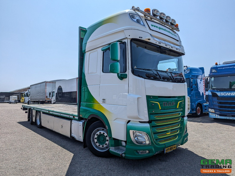 DAF XF 530 FAN 6x2/4 SuperSpaceCab Euro6C - Retarder - OpenLaadbak 7.4M - SmartTacho V2 - NOKKENAS problem - 05/2026 - Fourage APK - Platós teherautó: 4 kép. DAF XF 530 FAN 6x2/4 SuperSpaceCab Euro6C - Retarder - OpenLaadbak 7.4M - SmartTacho V2 - NOKKENAS problem - 05/2026 - Fourage APK - Platós teherautó: 4 kép.