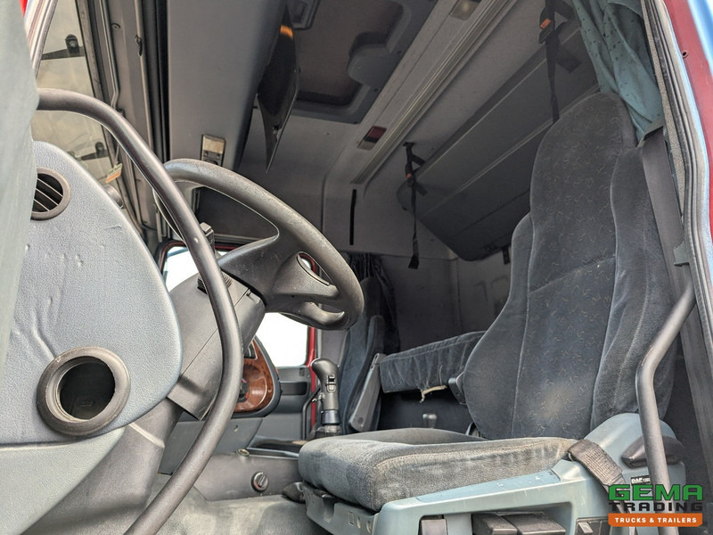 DAF XF95.430 4x2 Spacecab Euro2 - Retarder - Geslotenbak 7.7m - Handgeschakeld - Vangmuil - Dobozos felépítményű teherautó: 5 kép. DAF XF95.430 4x2 Spacecab Euro2 - Retarder - Geslotenbak 7.7m - Handgeschakeld - Vangmuil - Dobozos felépítményű teherautó: 5 kép.
