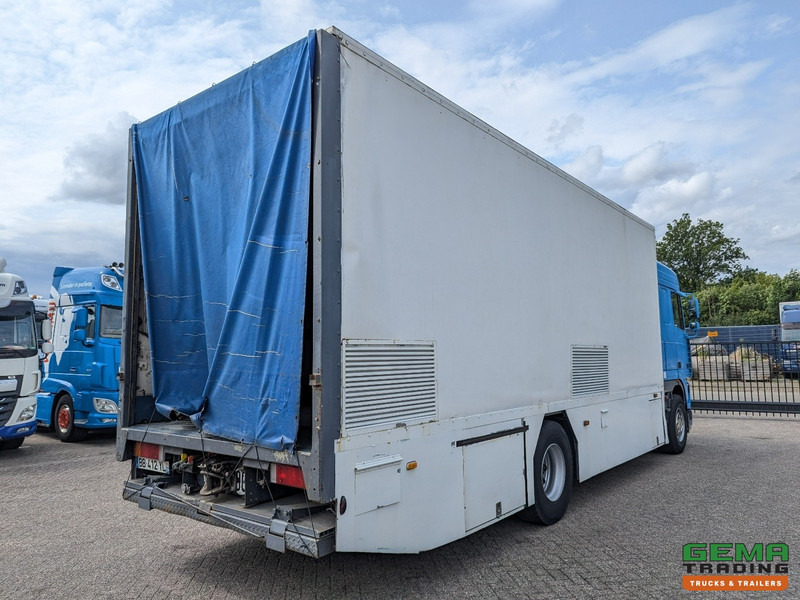 DAF XF95.430 4x2 Spacecab Euro2 - Retarder - Geslotenbak 7.7m - Handgeschakeld - Vangmuil - Dobozos felépítményű teherautó: 3 kép. DAF XF95.430 4x2 Spacecab Euro2 - Retarder - Geslotenbak 7.7m - Handgeschakeld - Vangmuil - Dobozos felépítményű teherautó: 3 kép.