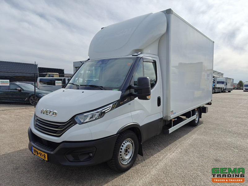 Iveco 35S18 Hi-Matic 4x2 Dagcab Euro6E - Gesloten Bak 4.2M - Laadklep 1000KG - Navi - 03/2026 APK - Dobozos kisteherautó: 1 kép. Iveco 35S18 Hi-Matic 4x2 Dagcab Euro6E - Gesloten Bak 4.2M - Laadklep 1000KG - Navi - 03/2026 APK - Dobozos kisteherautó: 1 kép.