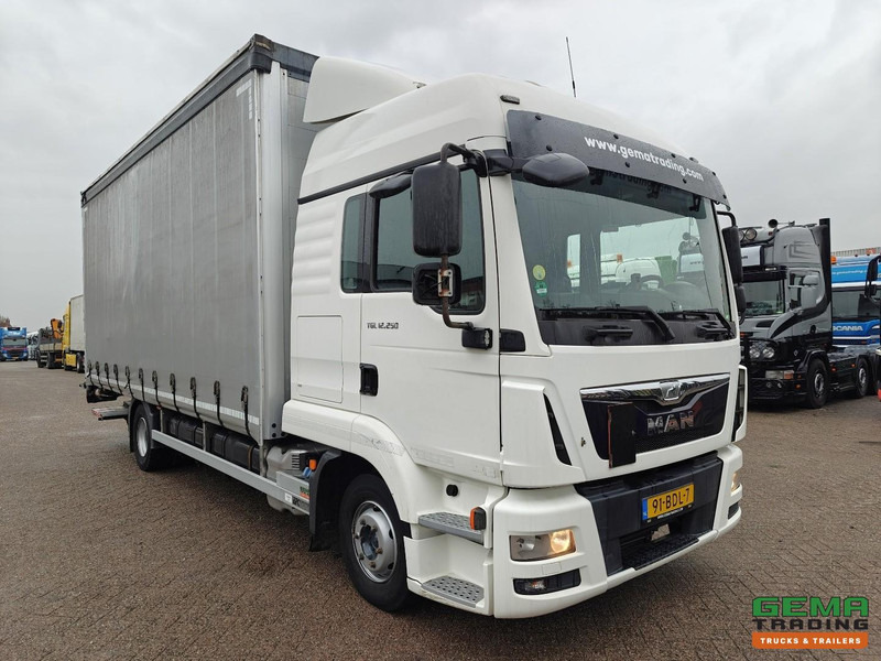 MAN TGL 12.250 4x2 Slaapcab Euro6B - StandAirco - Schuifzeilenbak 6.19m + Laadklep 1500KG - SMARTTacho V2 - 01/2026 APK - Ponyvás teherautó: 3 kép. MAN TGL 12.250 4x2 Slaapcab Euro6B - StandAirco - Schuifzeilenbak 6.19m + Laadklep 1500KG - SMARTTacho V2 - 01/2026 APK - Ponyvás teherautó: 3 kép.