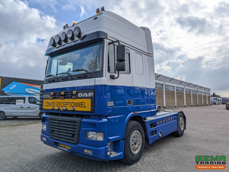 DAF 95XF.480 4x2 Superspacecab Euro3 - Handgeschakeld - Limited Edition Interieur - Side Skirts - Luchthoorns - Nyergesvontató: 1 kép. DAF 95XF.480 4x2 Superspacecab Euro3 - Handgeschakeld - Limited Edition Interieur - Side Skirts - Luchthoorns - Nyergesvontató: 1 kép.