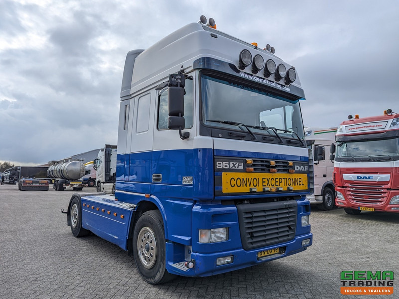 DAF 95XF.480 4x2 Superspacecab Euro3 - Handgeschakeld - Limited Edition Interieur - Side Skirts - Luchthoorns - Nyergesvontató: 2 kép. DAF 95XF.480 4x2 Superspacecab Euro3 - Handgeschakeld - Limited Edition Interieur - Side Skirts - Luchthoorns - Nyergesvontató: 2 kép.
