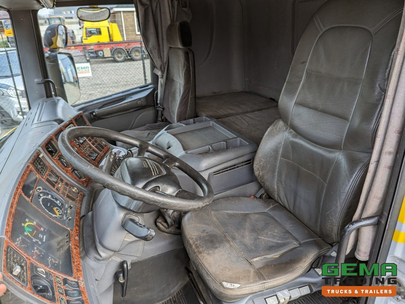 Scania P114-340 LA 4x2 CP19 Euro3 Manual - Side Skirts - Toolbox (T1350) - Nyergesvontató: 5 kép. Scania P114-340 LA 4x2 CP19 Euro3 Manual - Side Skirts - Toolbox (T1350) - Nyergesvontató: 5 kép.