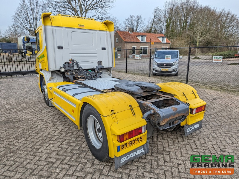 Scania P114-340 LA 4x2 CP19 Euro3 Manual - Side Skirts - Toolbox (T1350) - Nyergesvontató: 4 kép. Scania P114-340 LA 4x2 CP19 Euro3 Manual - Side Skirts - Toolbox (T1350) - Nyergesvontató: 4 kép.