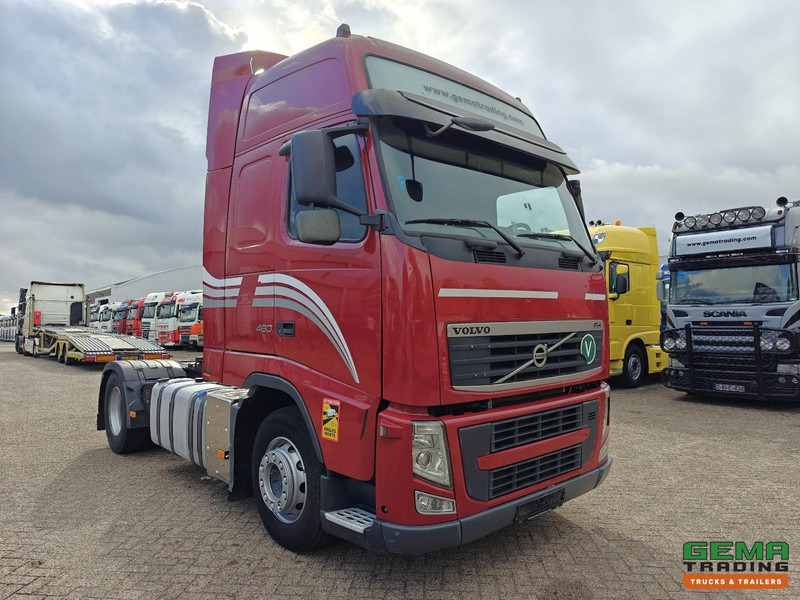 Volvo FH460 4x2 Globetrotter XL Euro5 - Handgeschakeld - Dubbele tanks - Nyergesvontató: 2 kép. Volvo FH460 4x2 Globetrotter XL Euro5 - Handgeschakeld - Dubbele tanks - Nyergesvontató: 2 kép.