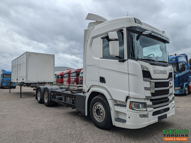 Scania R500 6x2 CR20N Euro6 - Retarder - BDF systeem - Dubbele tanks - Vangmuil - Cserefelépítményes teherautó: 4 kép. Scania R500 6x2 CR20N Euro6 - Retarder - BDF systeem - Dubbele tanks - Vangmuil - Cserefelépítményes teherautó: 4 kép.
