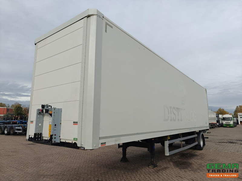 System Tailer GSTFS 10 1-As SAF - CITY - StuurAs - Gesloten opbouw 11.10m + Laadklep 2500KG - Accubak - Félpótkocsi dobozos: 1 kép. System Tailer GSTFS 10 1-As SAF - CITY - StuurAs - Gesloten opbouw 11.10m + Laadklep 2500KG - Accubak - Félpótkocsi dobozos: 1 kép.