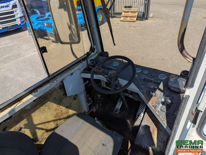 Terberg YT17 MOTOR DEFECT - MMBS Kenteken - Terminál targoncá: 5 kép. Terberg YT17 MOTOR DEFECT - MMBS Kenteken - Terminál targoncá: 5 kép.