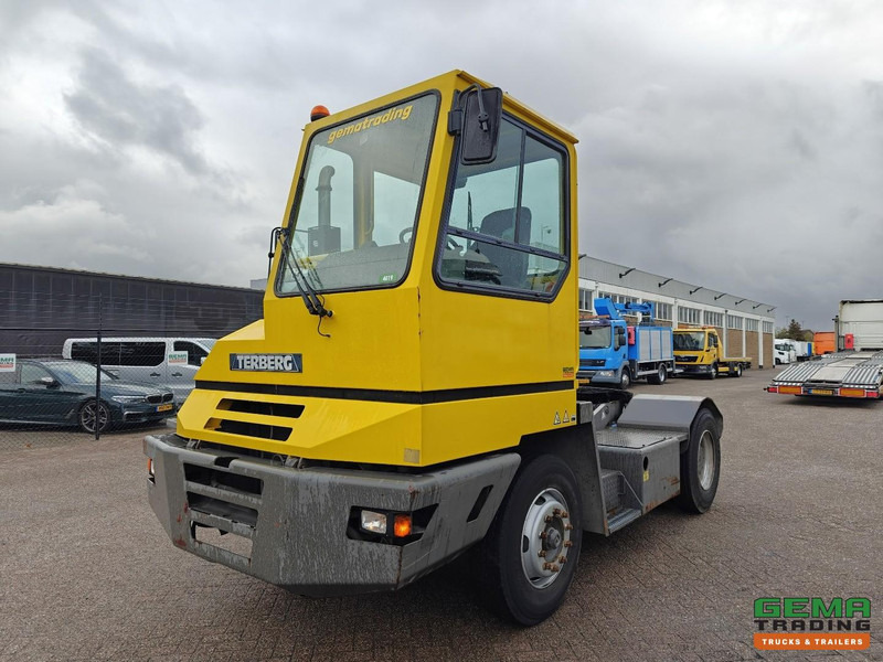 Terberg YT180 Schotel 25T - Naafreductie - Cummins - Landbouw Kenteken 40km/h - Terminál targoncá: 1 kép. Terberg YT180 Schotel 25T - Naafreductie - Cummins - Landbouw Kenteken 40km/h - Terminál targoncá: 1 kép.